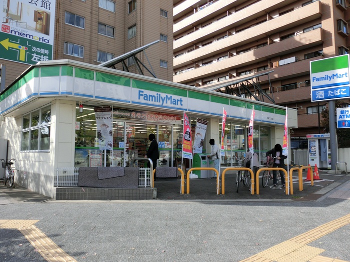 コンビニ　ファミリーマート（コンビニ）まで200m