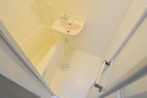バス・シャワールーム　バスルームはトイレと別々で、広々としていますよ。