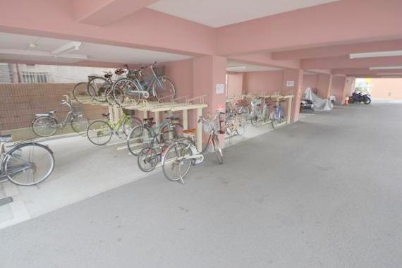 駐車場　敷地内にある駐輪場。雨の日にはうれしい屋根つきです。
