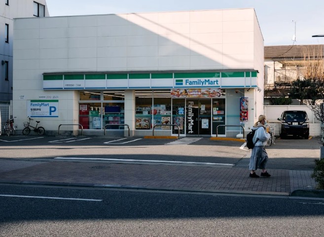 コンビニ　ファミリーマート 中野弥生町一丁目店（コンビニ）まで228m