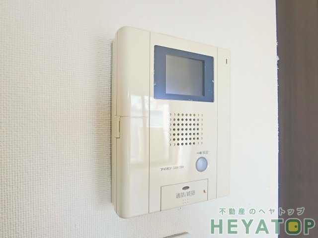 セキュリティ　モニター付きドアホンで安心確認（同仕様写真）