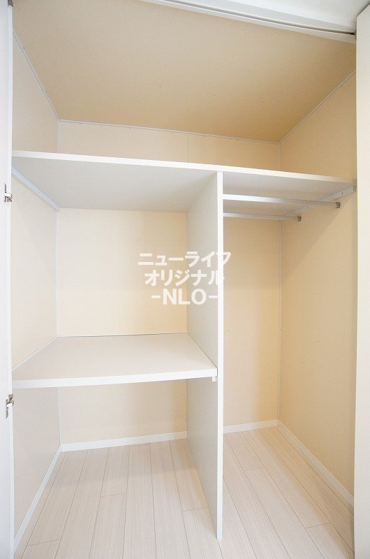 収納　棚やハンガーパイプ付きで上手に整理整頓ができます☆