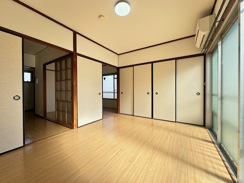 収納　※別部屋　参考写真　床の色異なります