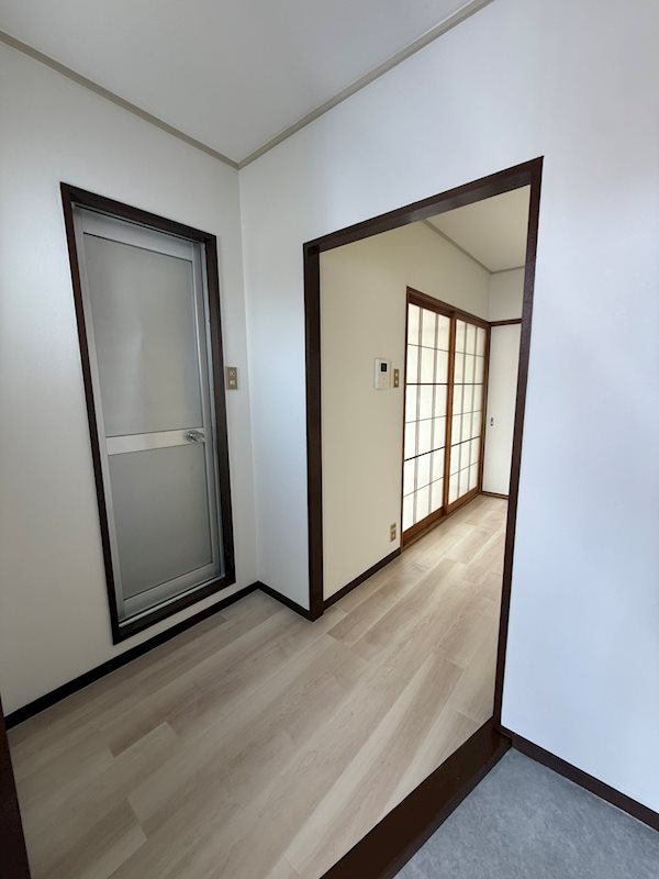 玄関　※別部屋　参考写真　床の色異なります
