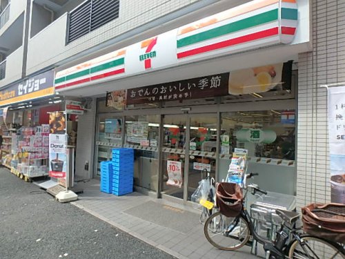 コンビニ　セブンイレブン 文京白山駅前店（コンビニ）まで587m