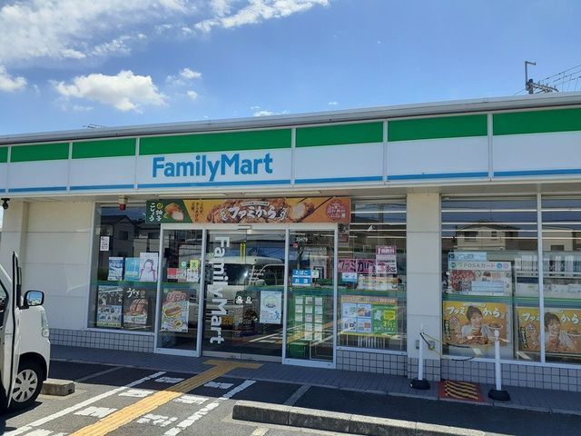 コンビニ　ファミリーマート様（コンビニ）まで500m