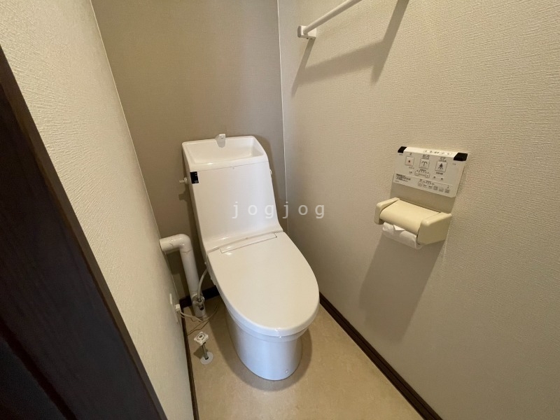 トイレ　嬉しい温水洗浄便座付きのトイレです。