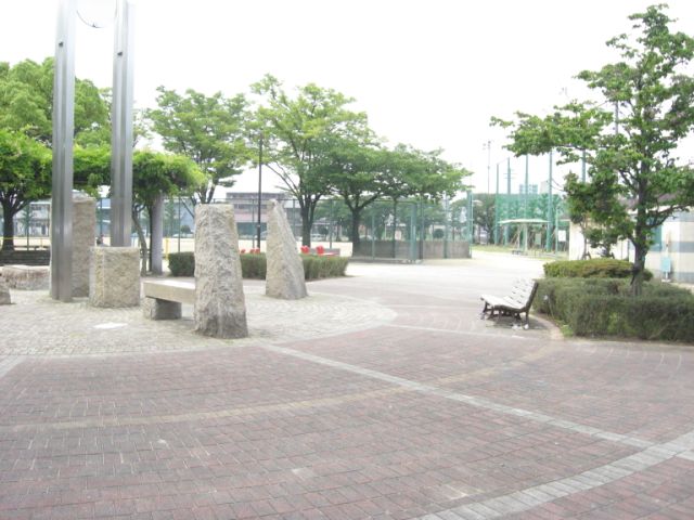 公園　上新公園（公園）まで300m