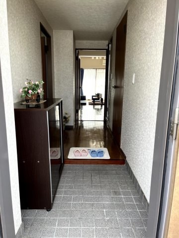 玄関　明るく開放的な玄関入口。シューズボックス有り。