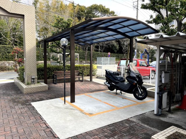 その他共有部分　駐バイク置場(屋内屋外2ヵ所有)。駐輪場東西2ヵ所有り。
