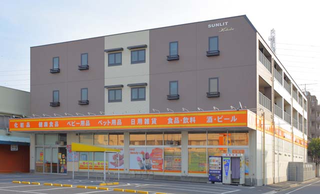 建物外観　１階ドラッグストア