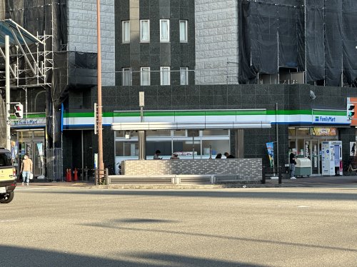 コンビニ　ファミリーマート 大国町店（コンビニ）まで74m
