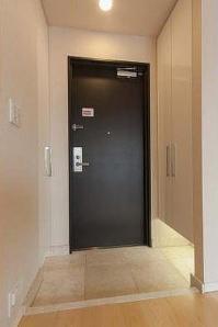 玄関　同マンション別部屋参照。