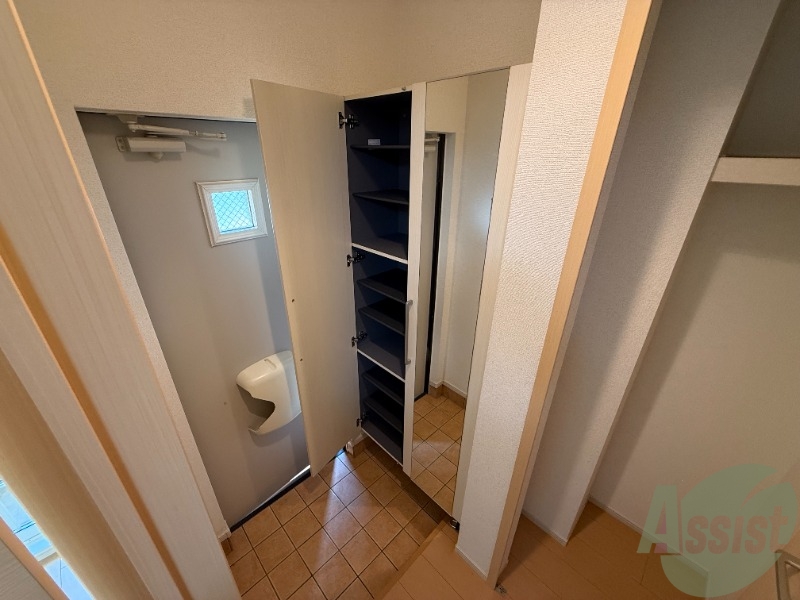 収納　玄関にあるシューズボックス。鏡がついています。