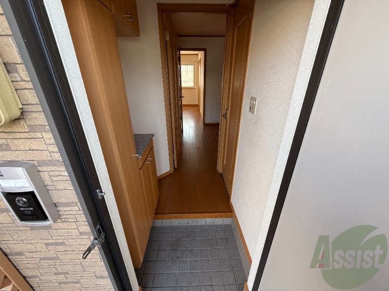 玄関　玄関からの様子です。すぐ部屋が見えないのは安心ですね。