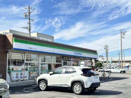 コンビニ　ファミリーマート（コンビニ）まで743m