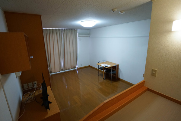 レオパレスピアチェーレ川口の居間写真