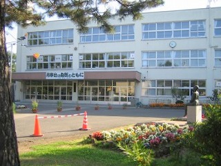 小学校　札幌市立月寒小学校（小学校）まで968m