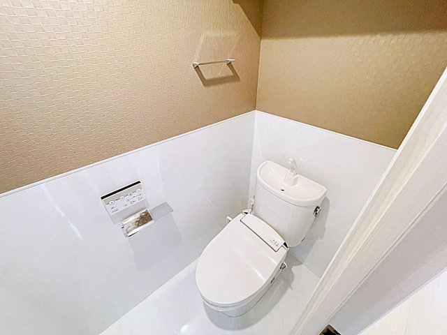 地下鉄桜通線 野並駅 徒歩2分 9階建 築8年のトイレ写真