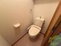 トイレ　トイレはウォシュレット機能付きです。安心して使用できますね。