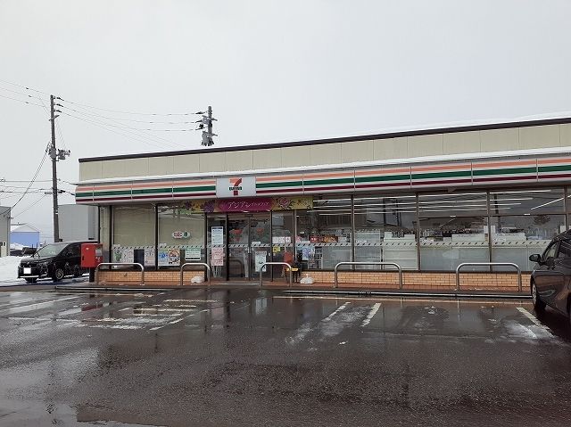 コンビニ　セブンイレブン長岡石動町店（コンビニ）まで650m