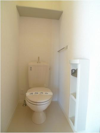 トイレ　落ち着いた色調のトイレです