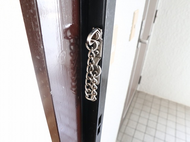 セキュリティ　ドアチェーン付きです。