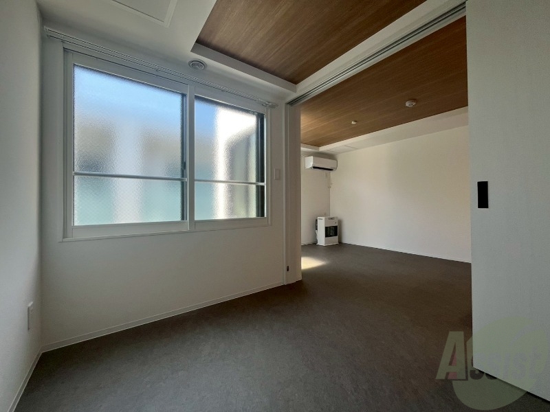 その他部屋・スペース　こちらのお部屋は光が差し込む、温かみのあるお部屋です。