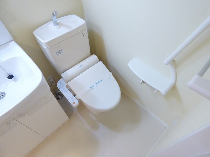 京王線 千歳烏山駅 徒歩4分 2階建 築15年のトイレ写真