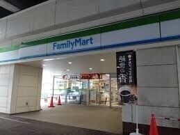 コンビニ　ファミリーマート札幌北6条西7丁目店（コンビニ）まで653m