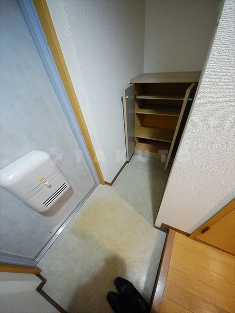 地下鉄御堂筋線 西中島南方駅 徒歩8分 10階建 築29年の玄関写真