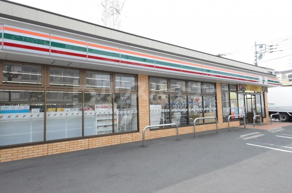 コンビニ　セブンイレブン足立花保南店（コンビニ）まで320m