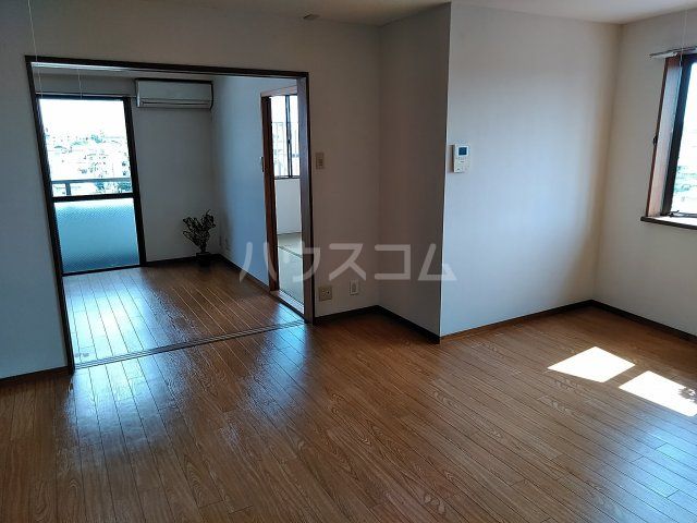 シーダーヒルズ都賀の居間写真