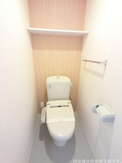 東武小泉線 竜舞駅 徒歩13分 3階建 築14年のトイレ写真