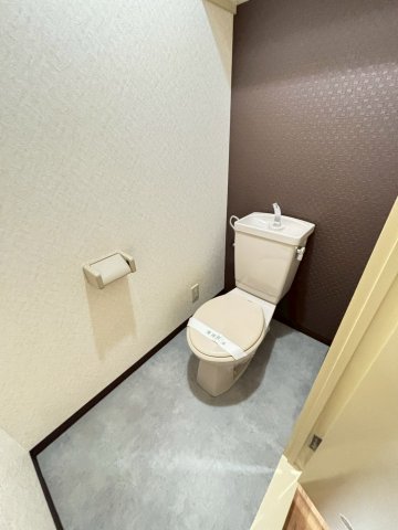 トイレ　別号室の写真です。ご参考までに