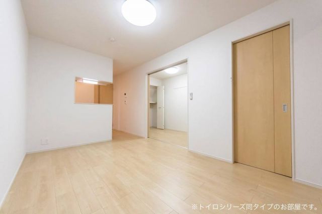 パークサイド針崎 弐番館の居間写真