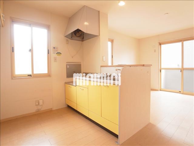 キッチン　カウンタータイプのキッチンです。小窓もあります。