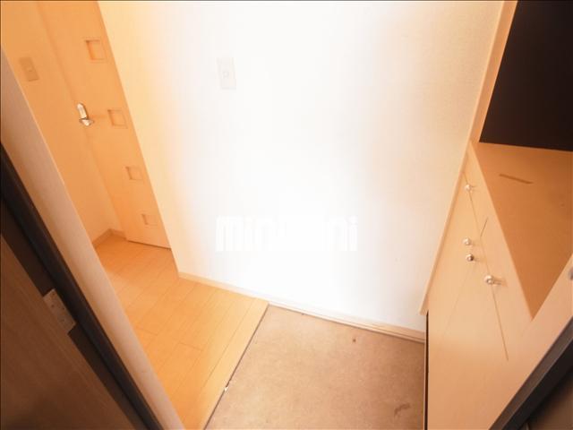 玄関　玄関は下駄箱完備してあります。
