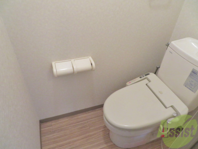 トイレ　温水洗浄機能付きのトイレで一年中快適ですね。