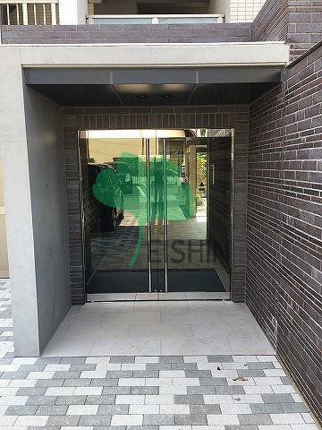 エントランス　清潔感のあるうモダンなエントランスです!