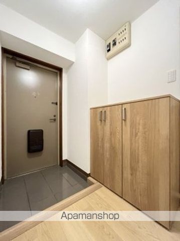 多摩都市モノレール 泉体育館駅 徒歩12分 7階建 築38年の玄関写真