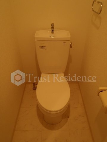 都営新宿線 森下駅 徒歩4分 9階建 築18年のトイレ写真