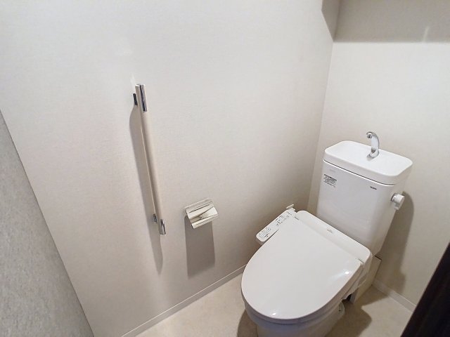 トイレ　掲載写真は空室の別部屋を掲載しております。実際のお部屋と仕様
