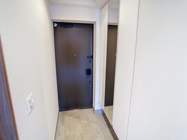 玄関　掲載写真は空室の別部屋を掲載しております。実際のお部屋と仕様