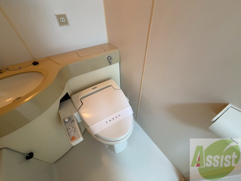 トイレ　ユニットバス内のトイレです。一人暮らしなら十分ですね。