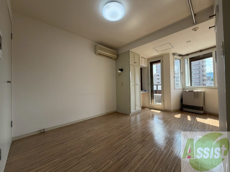 居室・リビング　木目のフローリングは落ち着きのある印象のお部屋になりますね。