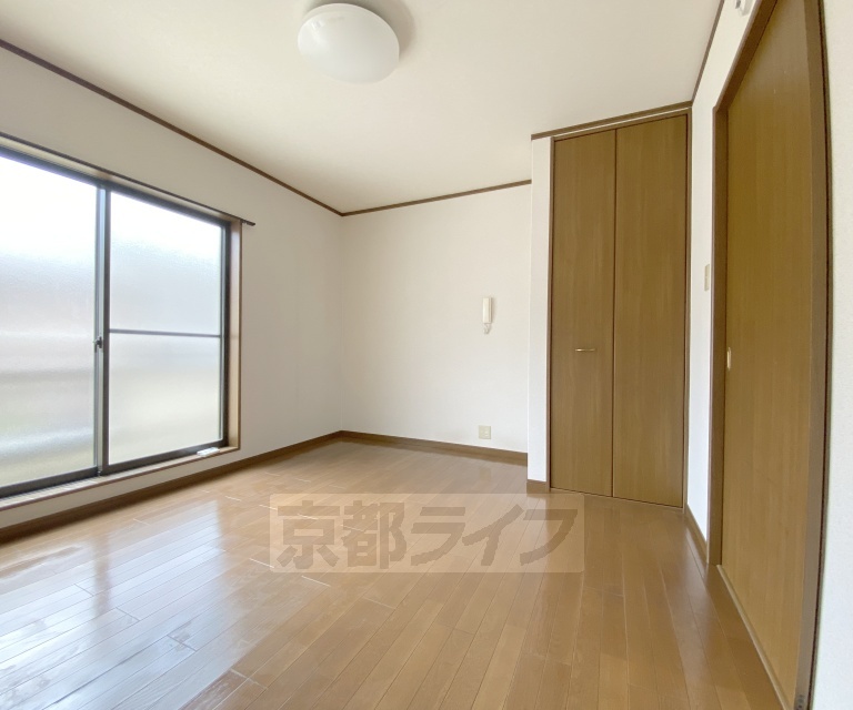 居室・リビング　全４戸の全室角部屋です。階段を挟むので各居室が直接接し...