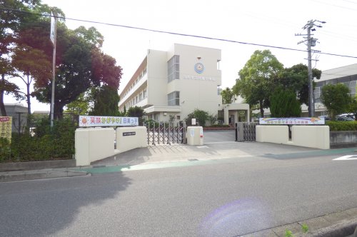 小学校　刈谷市立日高小学校（小学校）まで1060m