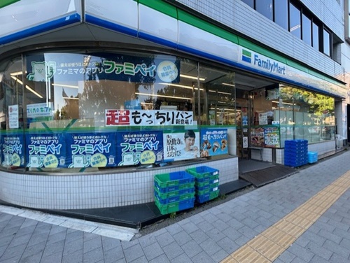コンビニ　ファミリーマート 横浜スタジアム前店（コンビニ）まで125m