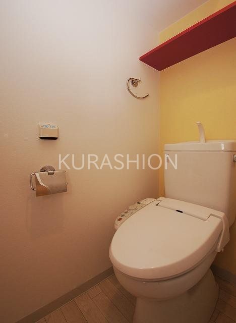 トイレ　別部屋の写真になります。